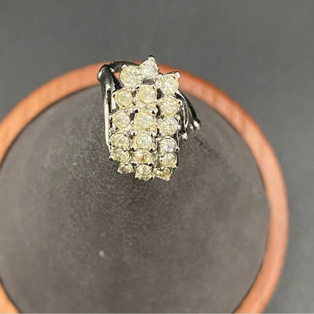 Vintage 18kt Rhodium Plated Tiered Cluster Ring with Clear Rhinestones